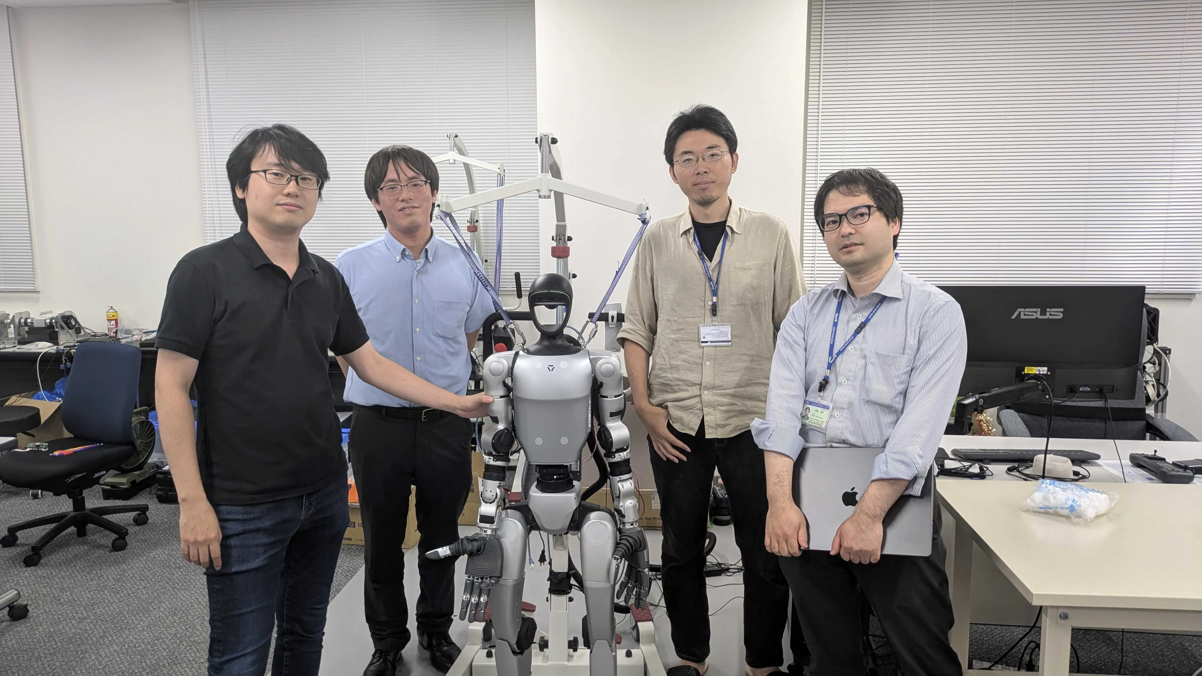 国立情報学研究所でUnitree G1を囲む研究メンバー